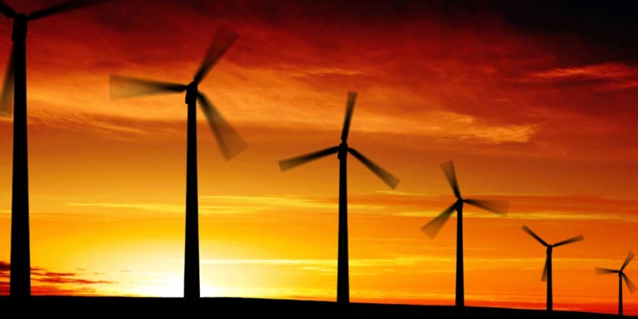 开阔区域的风力涡轮机（背景为落日余晖）、能源和可持续性