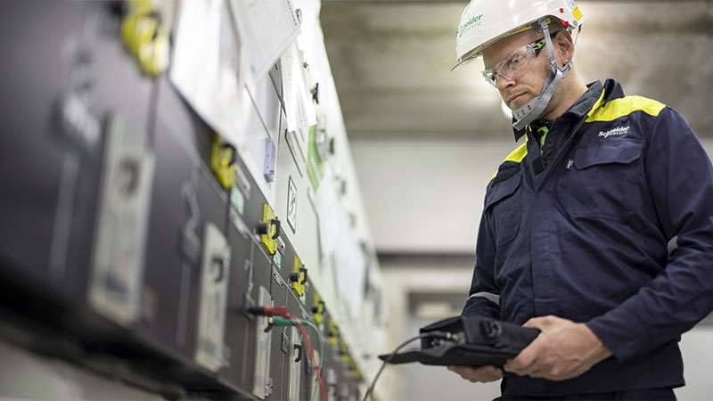 A person in hardhat and hard hat